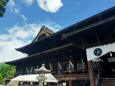 善光寺の本堂と青空