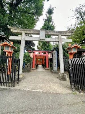 【花園稲荷神社】都会の異空間！｜朱の鳥居と縁結びの穴場パワースポット