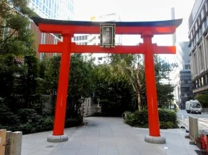 【福徳神社】日本橋のビル間に現れる癒やし｜「当選祈願」と「芽吹き」のパワーを！