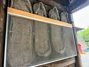 川崎大師不動門のわらじ