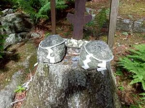 大嶽山那賀都神社の「御霊石」