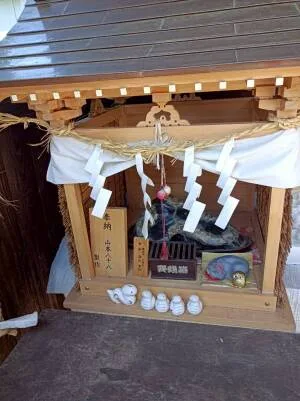 甲斐奈神社の総門の蛇石