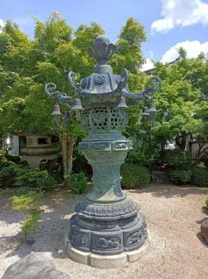大蔵経寺の青銅灯籠