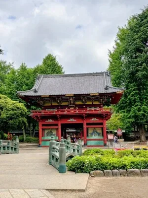 根津神社の神橋と楼門