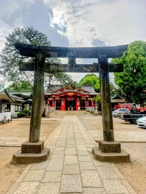 品川神社の堀田正盛公奉納石造烏居