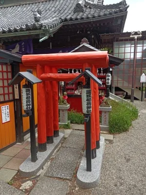 鴻神社の境内社「三狐稲荷神社」