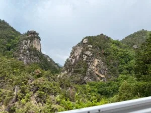昇仙峡の岩山と渓谷の風景