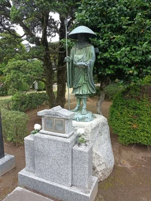 胎智山 満願寺の境内にある弘法大師像