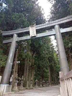 北口本宮冨士浅間神社の参道入口の銅製鳥居