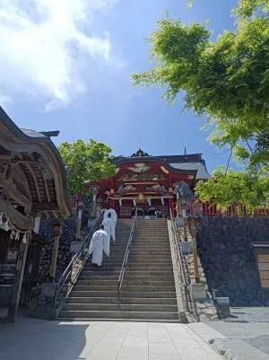 武蔵御嶽神社の拝殿へと続く最後の階段を見上げて