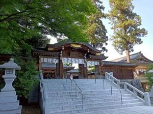 高麗神社の石段と青もみじに映える格式高い神門（唐破風の屋根）